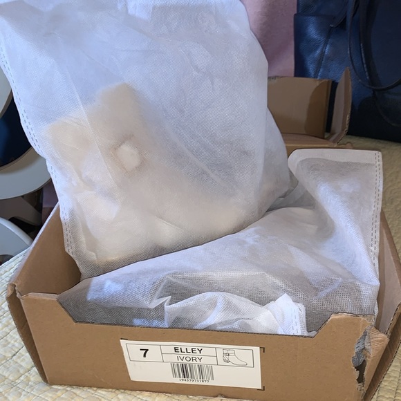 Journee Collection Elley Ivory Ankle Booties Size 7 - Picture 13 of 15